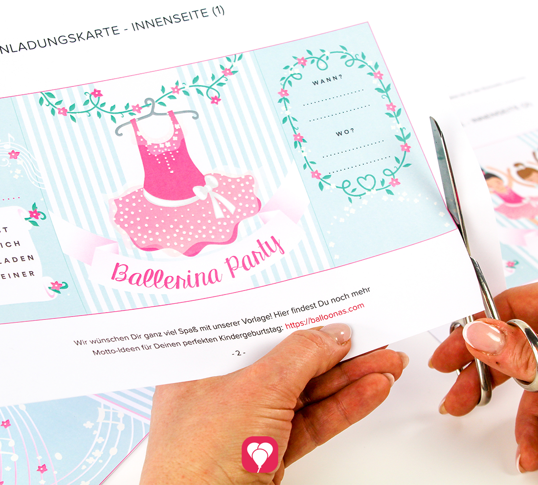 Für den ersten Schritt wird die Innenseite der balloonas Einladungskarte für die Ballerina Party ausgeschnitten.