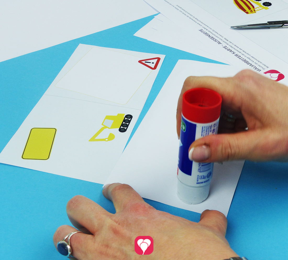 Im nächsten Schritt zur DIY Bauarbeiter Klappkarte von balloonas werden die Innen- und die Außenseite aufeinander geklebt.