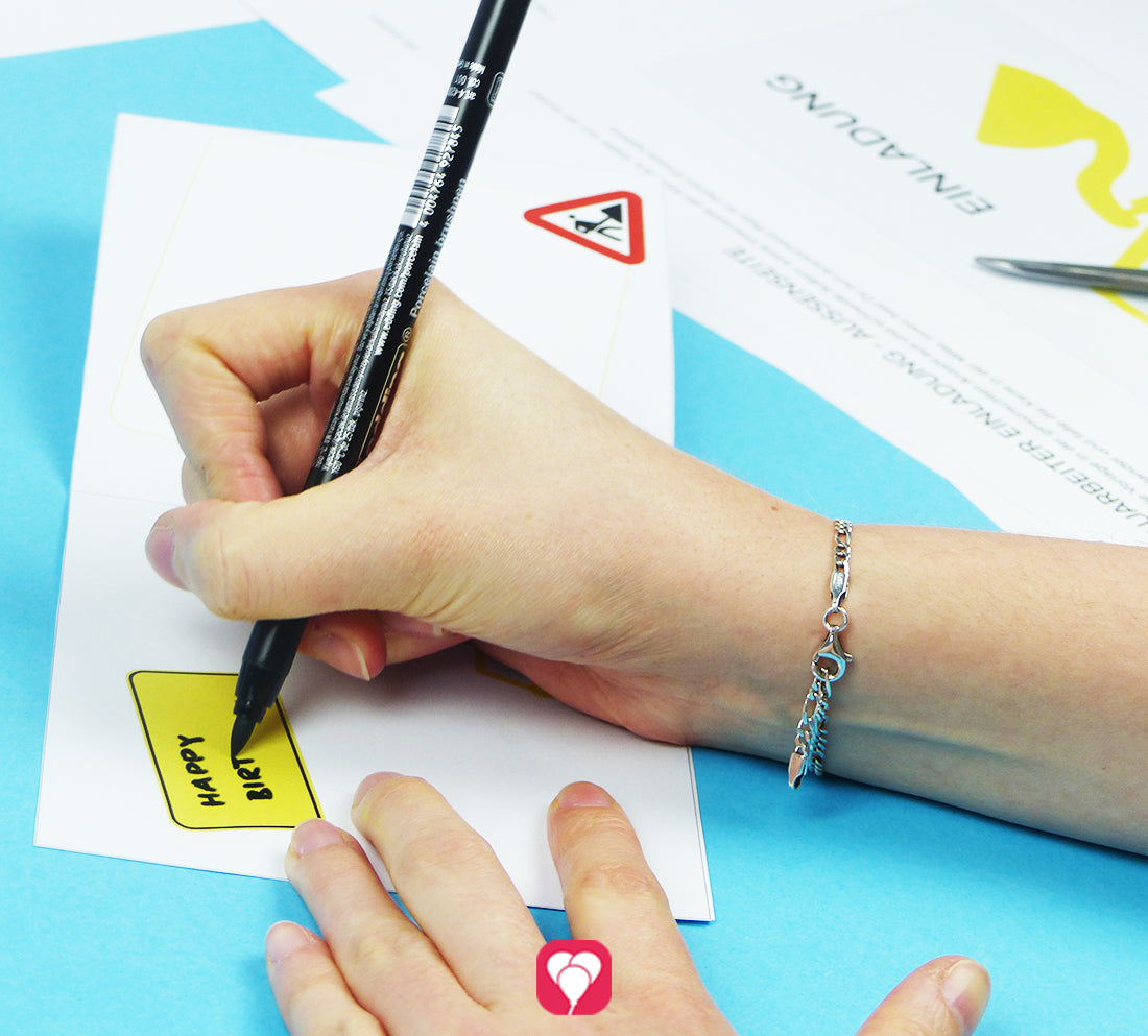 Für eine weitere Personalisierung kann die DIY Einladungskarte im Bauarbeiter-Stil von balloonas mit Stickern oder Text versehen werden.
