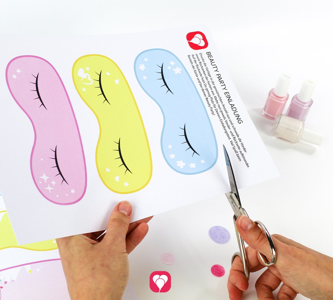 Schritt 1 für die balloonas DIY Einladungskarte für die Beauty Party: Schlafmasken ausschneiden.