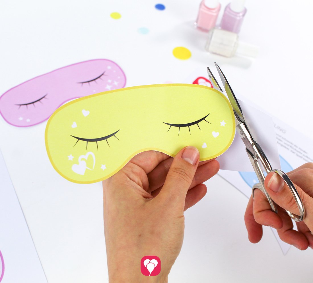 Schritt 2 für die balloonas DIY Einladungskarte für die Beauty Party: Die gelbe Schlafmaske ausschneiden.