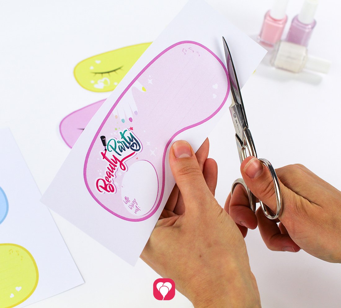 Schritt 3 für die balloonas DIY Einladungskarte für die Beauty Party: Die Schlafmasken in allen weiteren Farben ausschneiden.