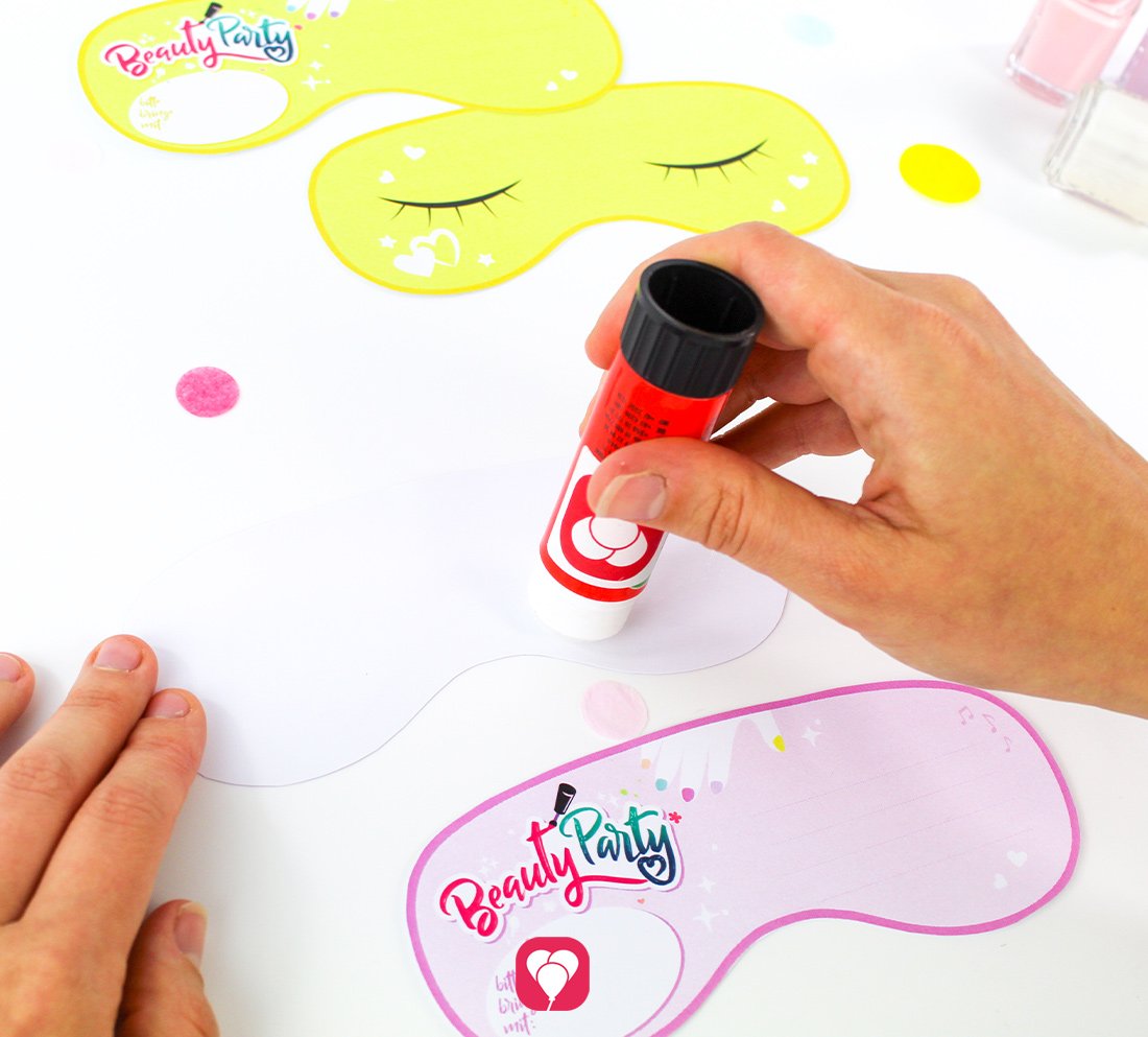Schritt 4 für die balloonas DIY Einladungskarte für die Beauty Party: Die ausgeschnittene Vorder- und Rückseite mithilfe von einem Klebestift zusammenkleben.
