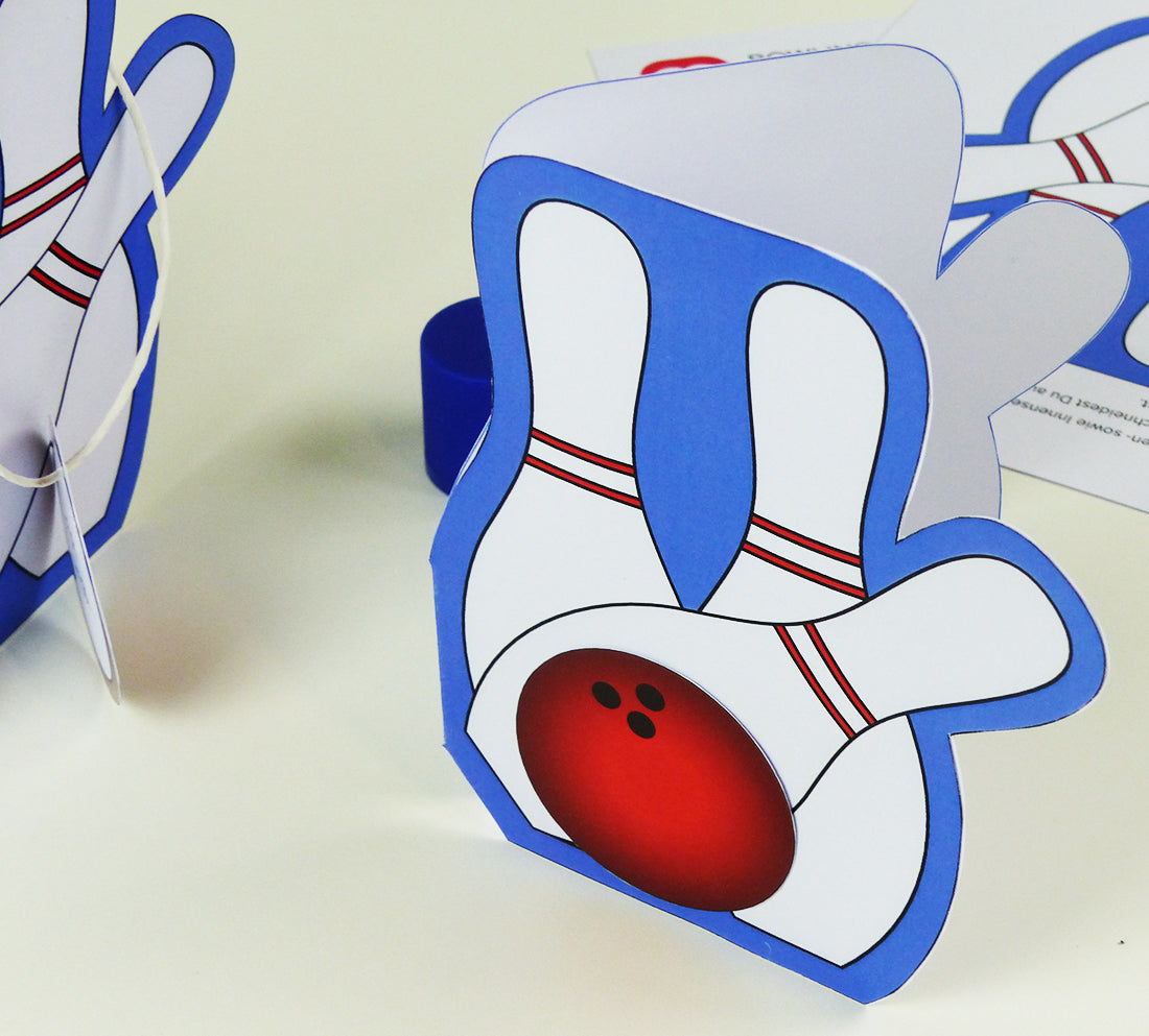 Die fertige, selbst gebastelte balloonas Bowling Einladungskarte mit einer aufgeklebten Bowlingkugel.