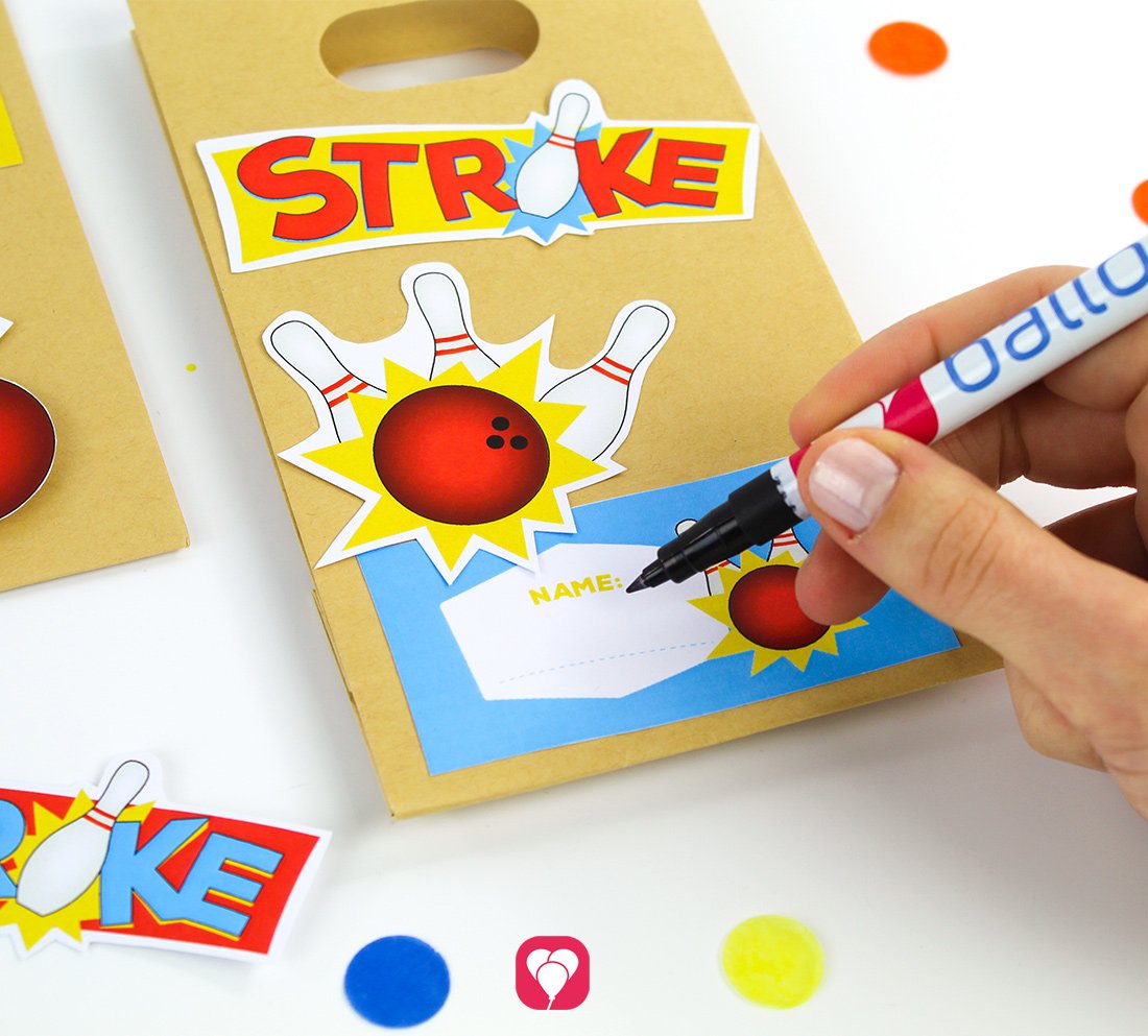 Ein Namensschild für eine Give Away Tüte mit den ballonas Bowling Geschenkaufklebern wird beschriftet.