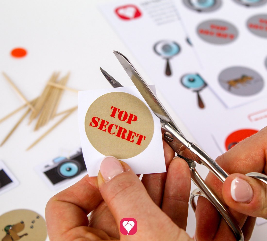 Eine Vorlage der balloonas Detektiv Deko Picker, zum Beispiel, um Muffins mottogerecht zu dekorieren, wird ausgeschnitten.