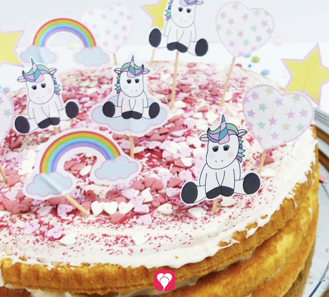 Eine Geburtstagstorte mit den Einhorn Deko Pickern zum Selber Basteln von balloonas.