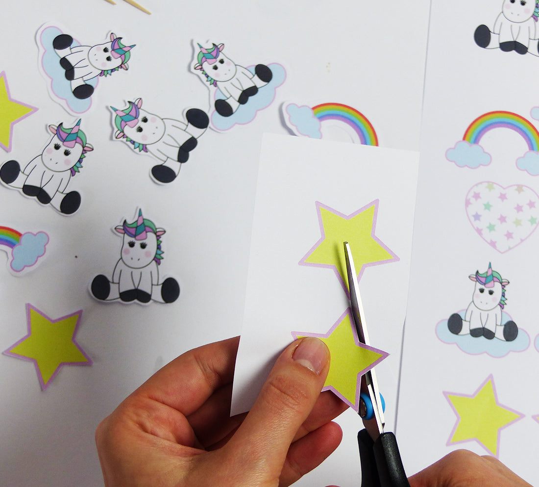 Ein Stern-Motiv aus dem Vorlagen-Set für Einhorn Deko Picker von balloonas wird entlang der Linie ausgeschnitten.