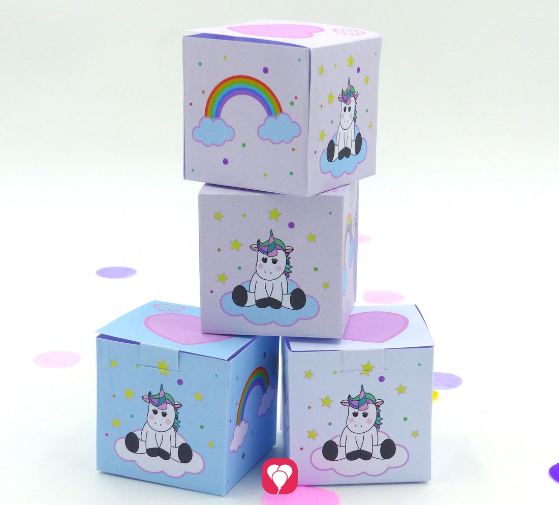 Vier aufeinandergestapelte Geschenkboxen zum Motto Einhorn, gebastelt mit der Vorlage von balloonas.