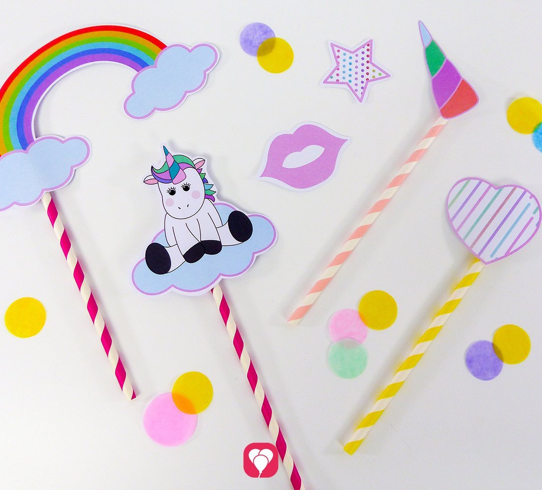 Fertiggebastelte Requisiten zum Einhorn Motto mit verschiedenen Motiven: Einhorn, Regenbogen, Kussmund, Herz, Sterne.