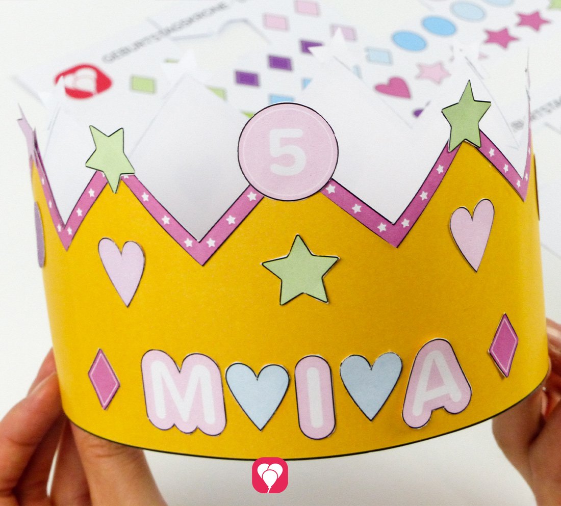 Fertiggebastelte Geburtstagskrone von balloonas mit dem Namen Mia.