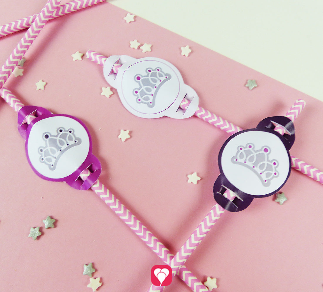 Bunte Strohhalme, die mit den balloonas Strohhalm Sticker zum Motto "Märchenschloss" dekoriert wurden. Auf den Stickern sind Kronen-Motive zu sehen.