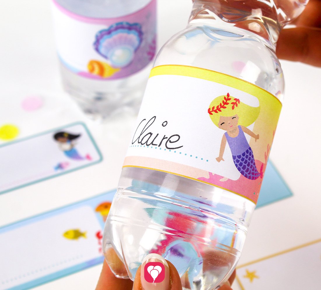 Eine Wasserflasche, versehen mit einem Do-it-yourself Flaschenetikett von der Bastelvorlage "Meerjungfrau" von balloonas.