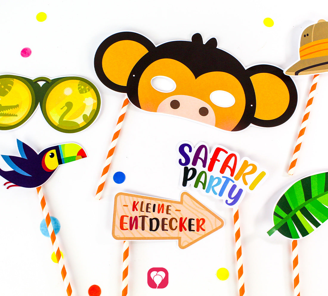 Fertiggebastelte Requisiten aus dem Bastelset für ein Photo Booth zum Safari-Motto mit verschiedenen Motiven: Papagei, Safari Party, Entdecker, Fernglas, Affe und Safari Hut.