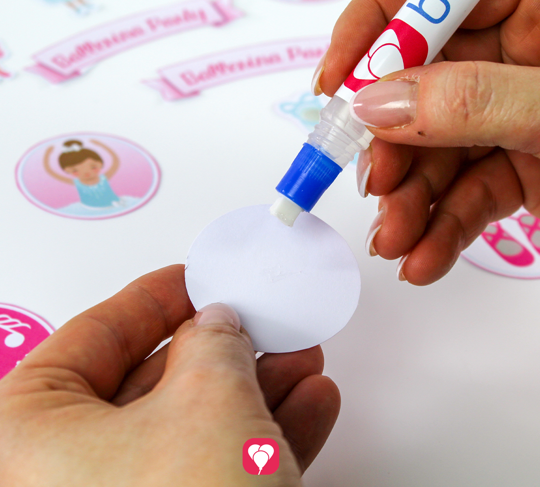 Die Rückseite für einen ausgeschnittenen Ballerina Deko Picker wird mit Kleber versehen.