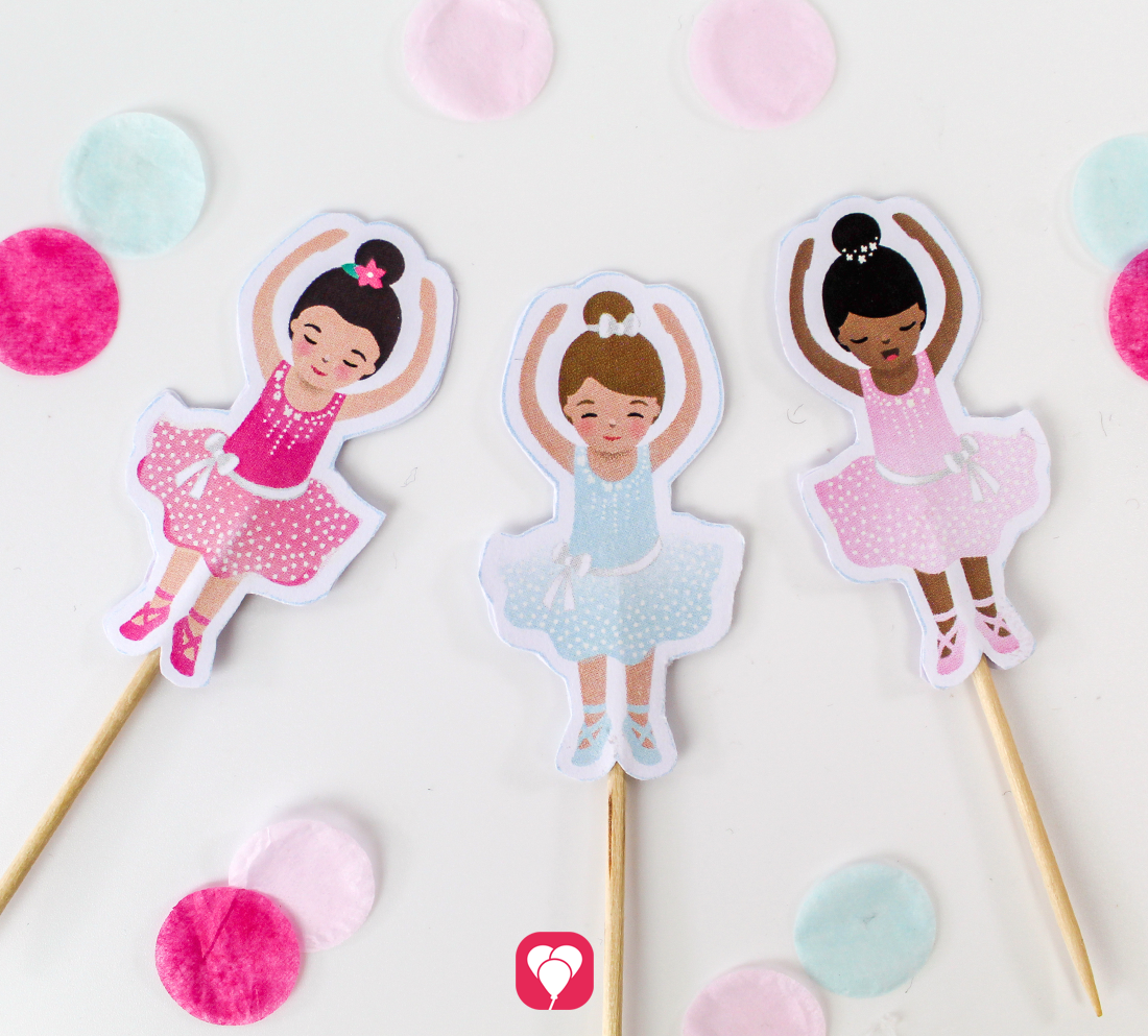 Drei fertiggebastelten Ballerina Deko Picker umgeben von farbigen Papier-Konfetti.