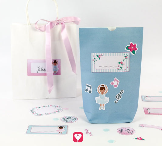 Zwei Geschenktüten in weiß und blau dekoriert mit den verschiedenen Motiven aus dem Ballerina Geschenkaufkleber Set.
