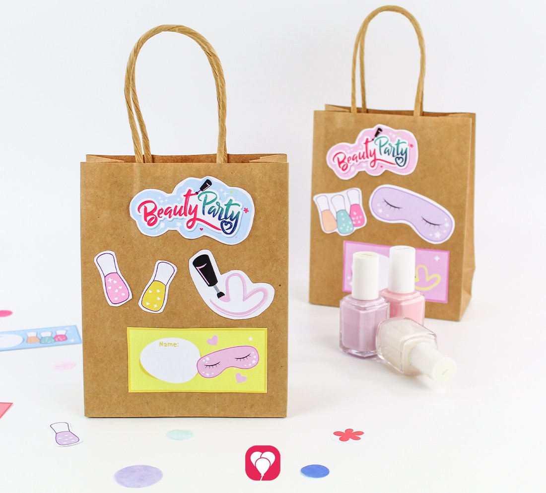 Zwei Geschenktüten aus braunem Papier deokiert mit den balloonas Beauty Party Geschenkaufklebern. 
