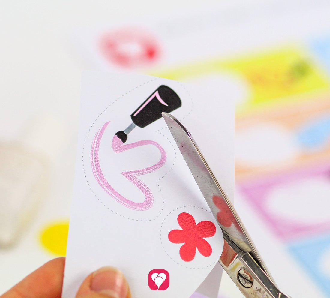 Die einzelnen balloonas Beauty Party Geschenkaufkleber werden im ersten Schritt ausgeschnitten.
