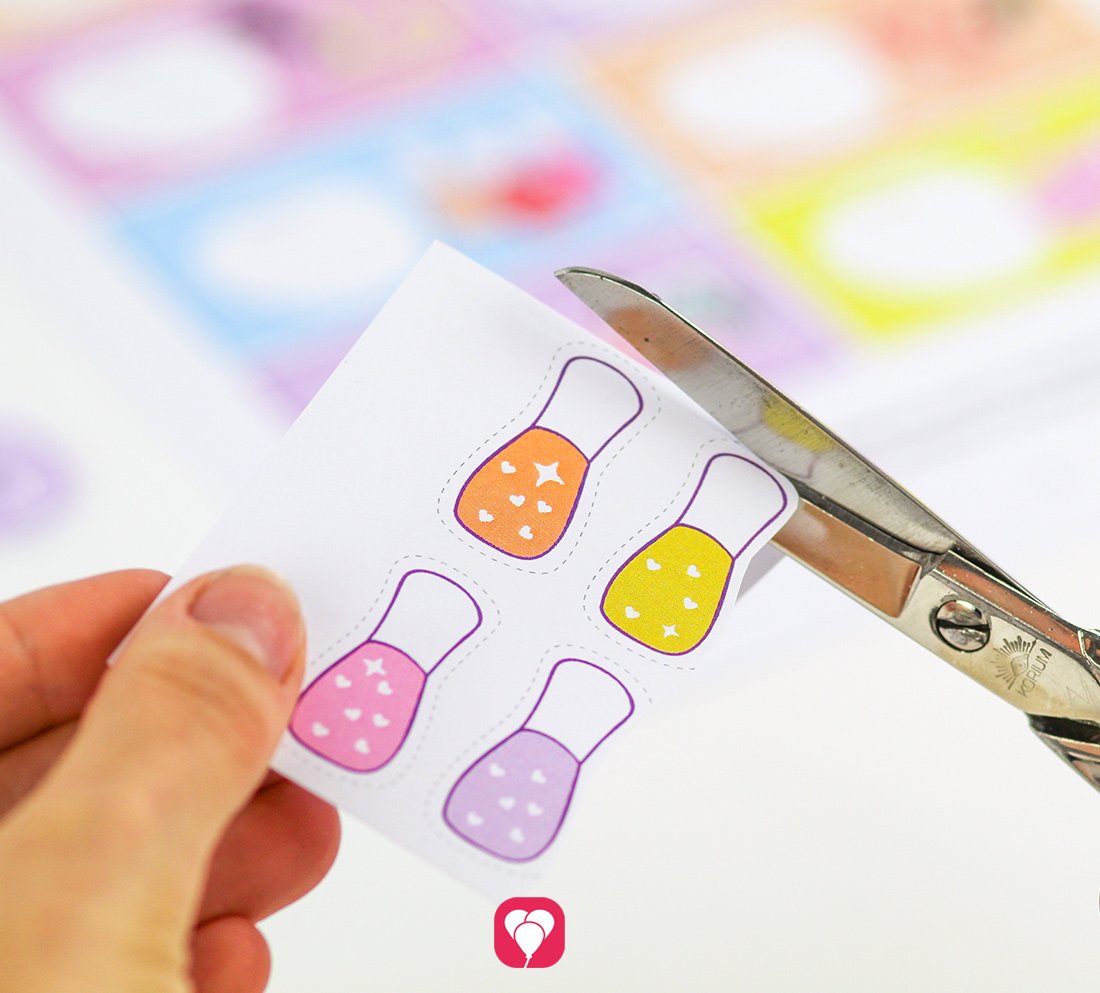Weitere Aufkleber, im Bild als Nagellack, im Design der ballooans Beauty Party Geschenksticker werden ausgeschnitten.