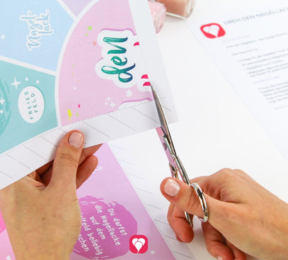 Nachdem die Spielvorlage für das balloonas Beauty Party Spiel ausgedruckt werden, müssen die einzelnen Seiten für das Spielfeld wie beschrieben ausgeschnitten werden.