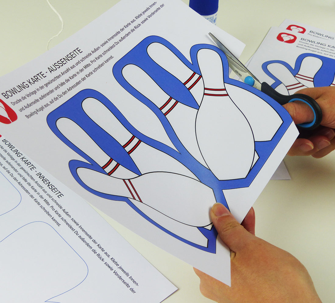 Schritt 1 zur DIY Einladungskarte von balloonas: Die Karte in Form von Bowling-Kegeln wird ausgeschnitten.