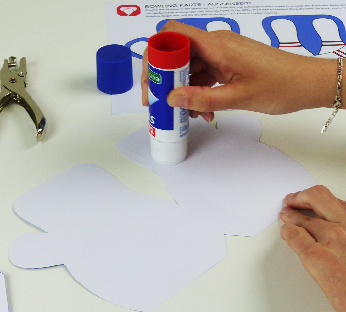 Schritt 3 zur DIY Einladungskarte von balloonas: Die Innenseite der Einladung in Kegelform wird geklebt.