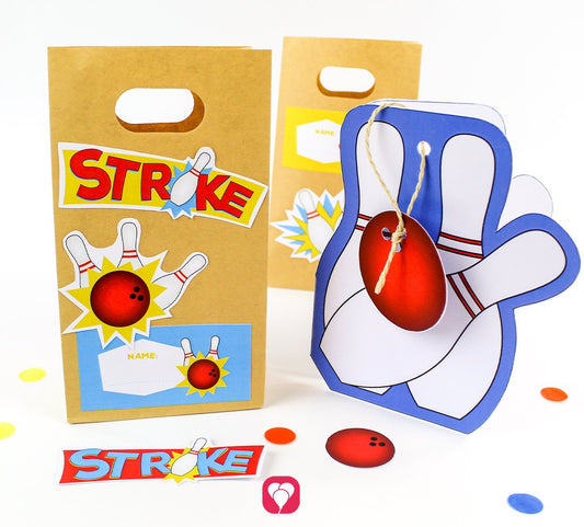 Die balloonas Bowling Einladungskarte für den Kindergeburtstag mit Geschenktüten, die mit den Bowling Geschenkaufklebern von balloonas dekoriert sind.