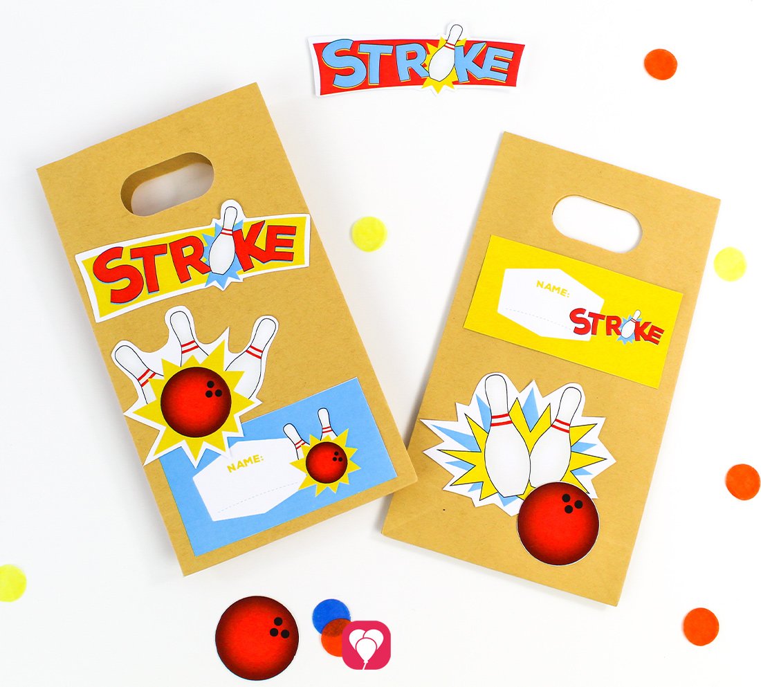 Zwei Papiertüten sind dekoriert mit den balloonas Bowling Geschenkaufklebern. 