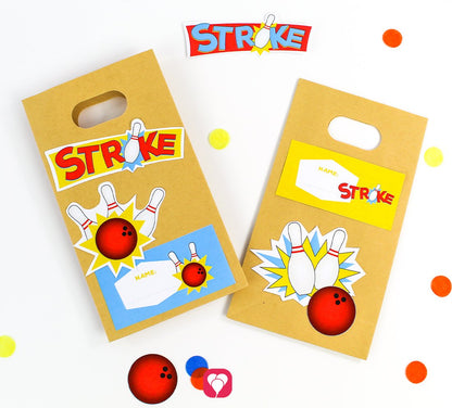 Zwei Papiertüten sind dekoriert mit den balloonas Bowling Geschenkaufklebern. 