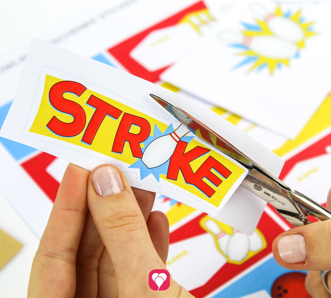 Die einzelnen Sticker können per Hand ausgeschnitten und beliebig auf Geschenktüten angebracht werden.