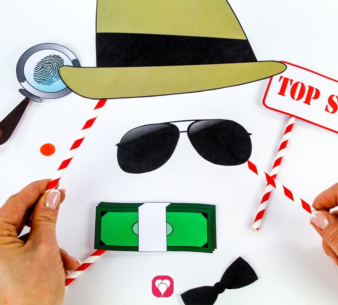 Verschiedene Requisiten für eine Photo Booth bei einem Detektiv Kindergeburtstag mit Lupe, Detektivhut, Fliege, Sonnenbrille und einem TOP SECRET Schild.