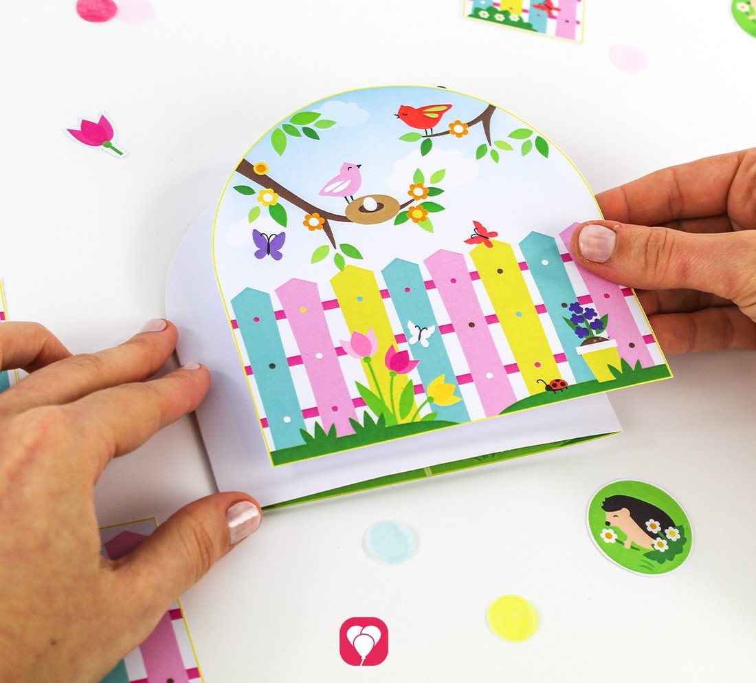 Eine bunte DIY Einladungskarte von balloonas für die Gardening Party. Perfekt für kleine Gärtner!