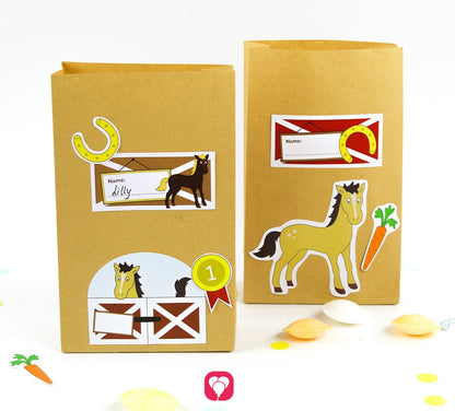 Braune Geschenktüten als Mitgebsel für den Kindergeburtstag mit den Stickern im Design der balloonas Pferde Geschenkaufkleber.