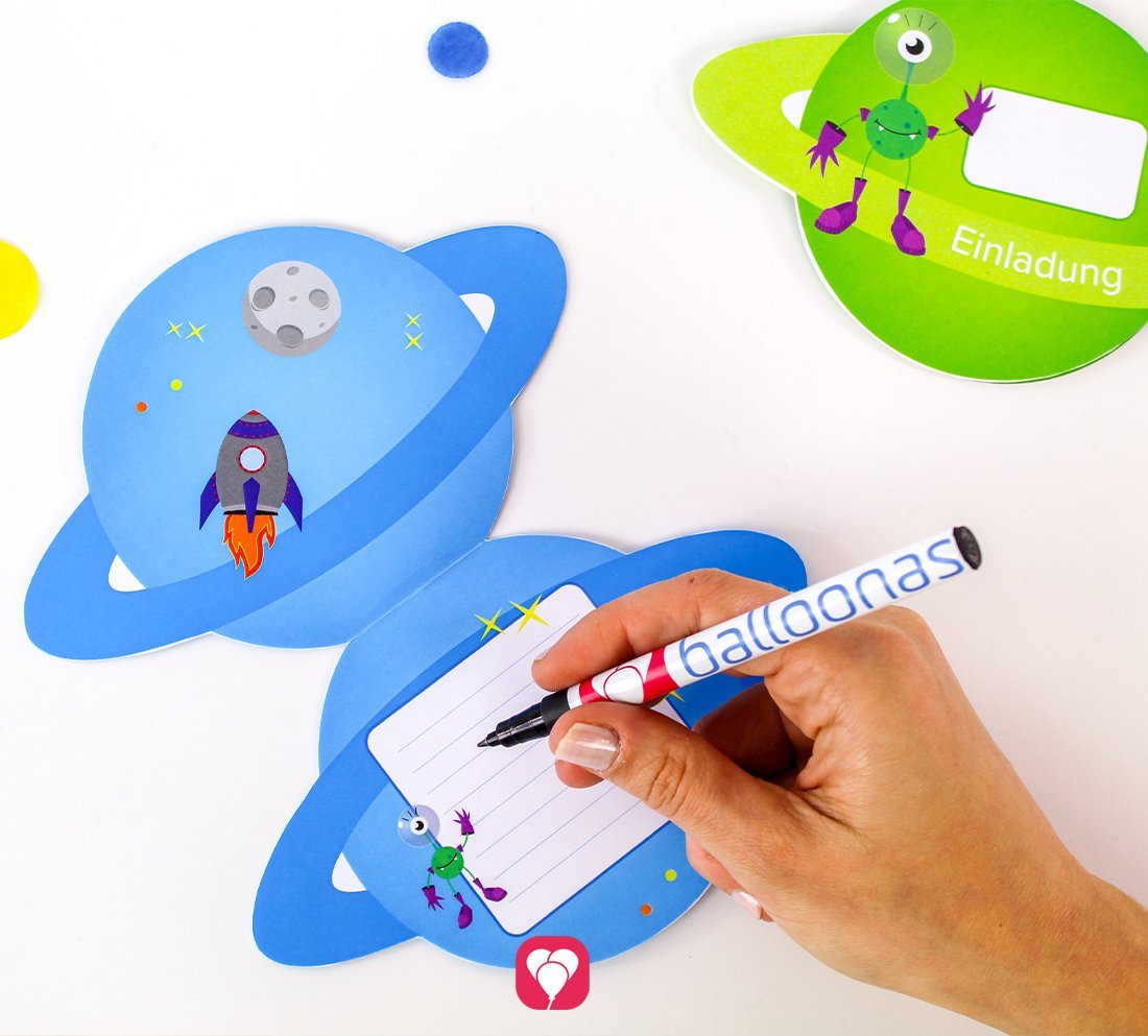 Die Innenseite der balloonas Weltraum Einladungskarte lässt sich individuell gestalten - hier kann der Einladungstext mit Hand eingetragen werden.