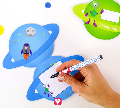 Die Innenseite der balloonas Weltraum Einladungskarte lässt sich individuell gestalten - hier kann der Einladungstext mit Hand eingetragen werden.