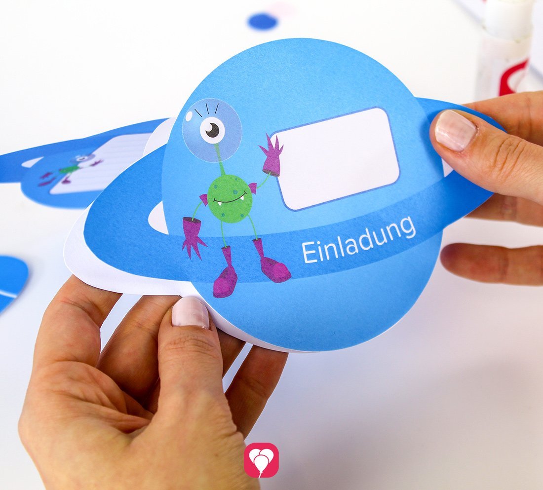 Die ausgeschnittene balloonas Weltraum Einladungskarte lässt sich nun falten. Die Außenseite enthält ein ausfüllbare Namensschild.
