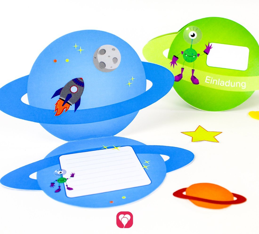 Die fertigen, selbstgebastelten balloonas Weltraum Einladungskarten in den Farben blau und grün.